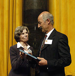 Joann Byrd entrega el Pulitzer a Jahangir Razmi
